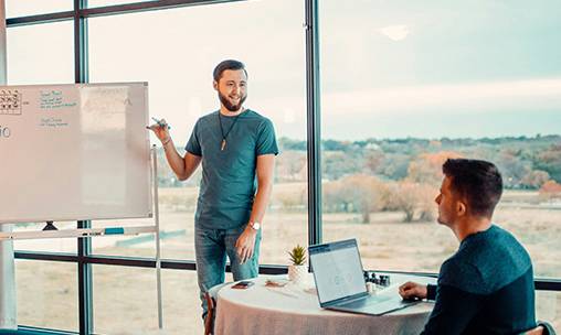 Mentorat et pair-à-pair, une solution de montée en compétence économique pour les petites entreprises
